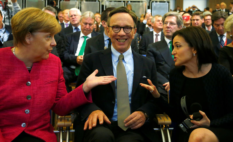 © Reuters. German Chancellor Merkel, Wissmann and Sandberg attend the opening of the Frankfurt Motor Show