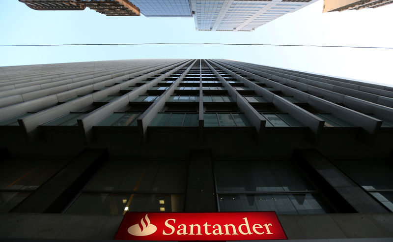 © Reuters. A Santander logo is seen in Rio de Janeiro