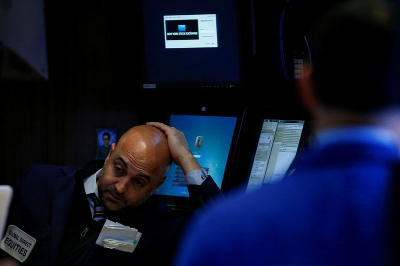 © Reuters. Traders work on the floor of the NYSE in New York