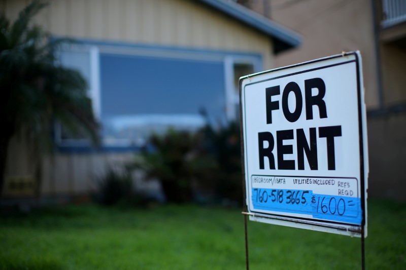 © Reuters. FILE PHOTO - A "For Rent" sign outside a residential home in Carlsbad