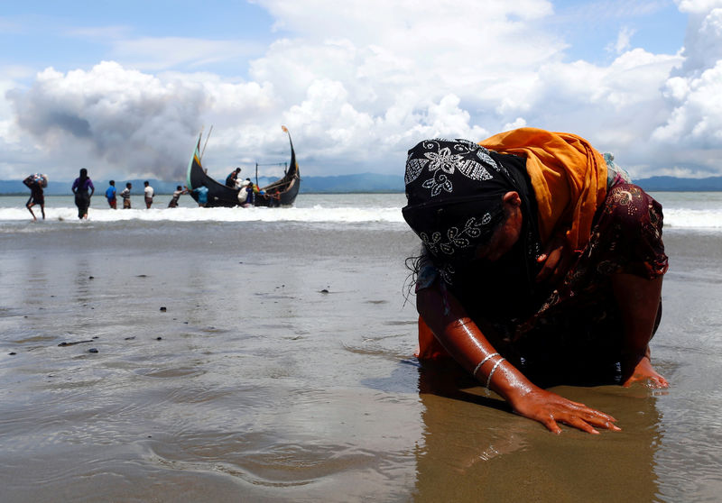 © Reuters. Refugiada rohingya após cruzar a fronteira entre Bangladesh e Mianmar de barco, em Shah Porir Dwip