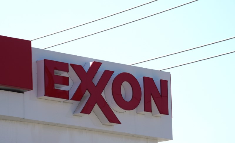 © Reuters. Автозаправочная станция Exxon Mobil в Денвере
