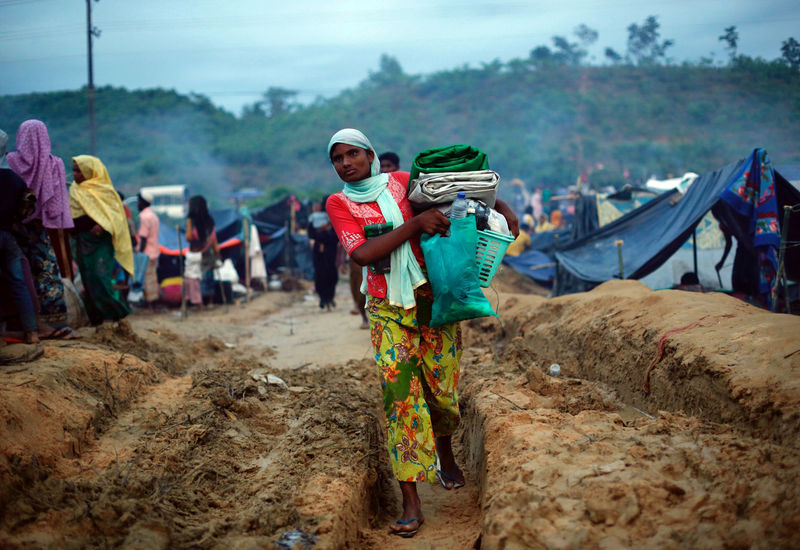 © Reuters. A Rohingya refugee arrives wait at Thaingkhali makeshift refugee camp in Cox's Bazar