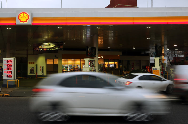 © Reuters. Cars pass by a Shell gas station in Buenos Aires