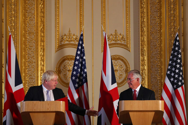 © Reuters. U.S. Secretary of State Rex Tillerson and Britain's State Secretary for Foreign and Commonwealth Affairs Boris Johnson speak during a news conference at Lancaster house in London