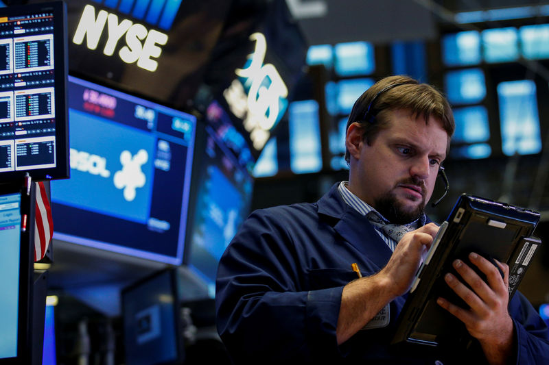 © Reuters. A trader works on the floor of the NYSE in New York