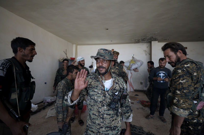 © Reuters. قوات تدعمها أمريكا لا تعتزم دخول مدينة دير الزور السورية