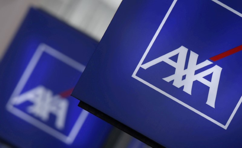 © Reuters. FILE PHOTO -  Logos of France's biggest insurer Axa are seen on a building in Nanterre