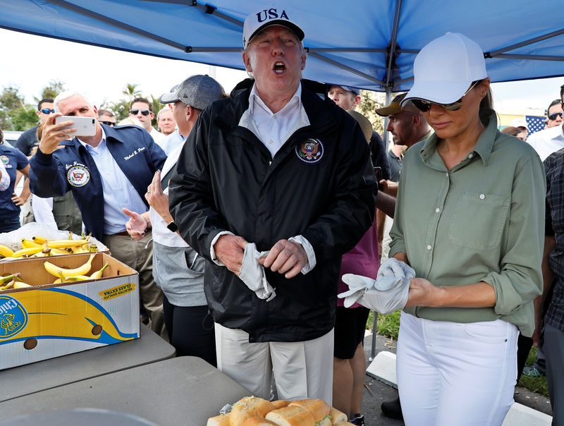 © Reuters. Trump distribui alimentos a pessoas atingidas pelo furacão Irma em Naples, Flórida