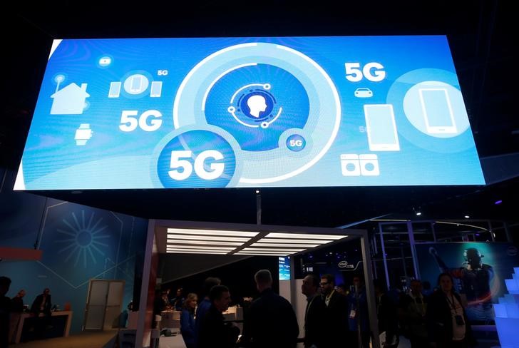 © Reuters. Vídeo promove tecnologia móvel 5G em stand da Qualcomm durante a CES 2017 em Las Vegas, Estados Unidos
