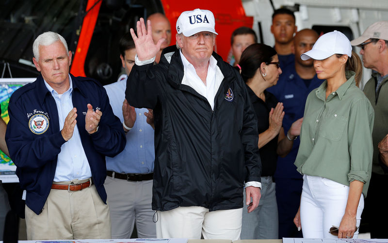 © Reuters. U.S. President Trump waves after briefing on Hurricane Irma relief efforts in Fort Myers, Florida