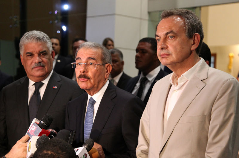 © Reuters. FILE PHOTO - Bauza attends a news conference at the squad's camp in Buenos Aires, Argentina