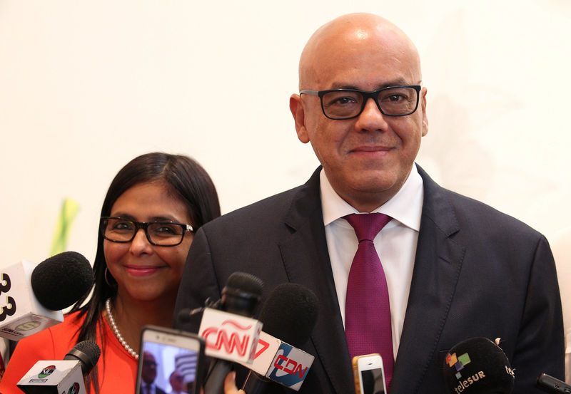 © Reuters. President of Venezuela's National Constituent Assembly Delcy Rodriguez and her brother Mayor of Caracas Jorge Rodriguez talk to the media in Santo Domingo