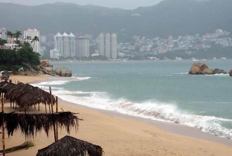 © Reuters. الإعصار ماكس يضرب ساحل المكسيك على المحيط الهادي