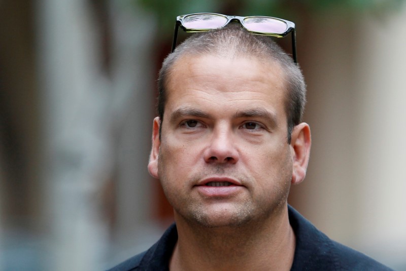 © Reuters. FILE PHOTO: Lachlan Murdoch arrives at annual Allen and Co. conference at the Sun Valley