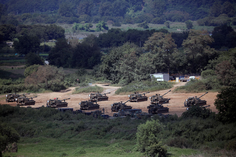 © Reuters. South Korean army's K-55 self-propelled artillery vehicles take part in a live-fire military exercise near the demilitarised zone separating the two Koreas in Paju