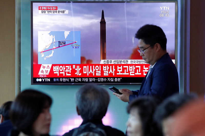 © Reuters. Corea del Norte lanza un misil que pasa sobre Japón y cae en el Pacífico