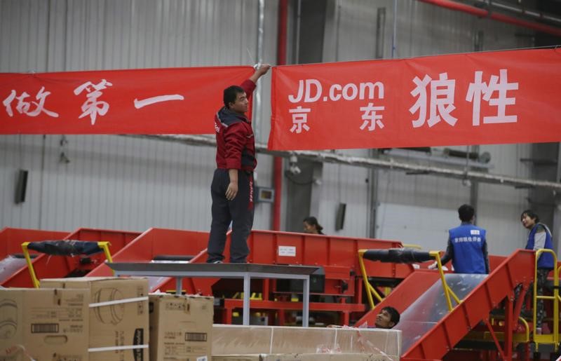 © Reuters. FILE PHOTO: An employee works at a JD.com logistics centre in Langfang