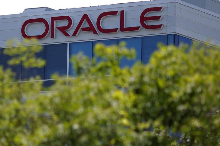 © Reuters. A sign marks a building housing Oracle offices in Burlington