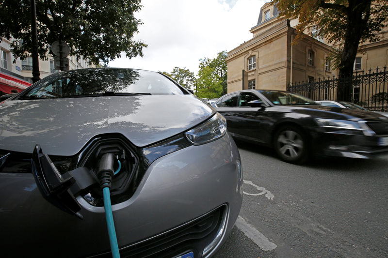 © Reuters. An electric car is being charged in a Paris street
