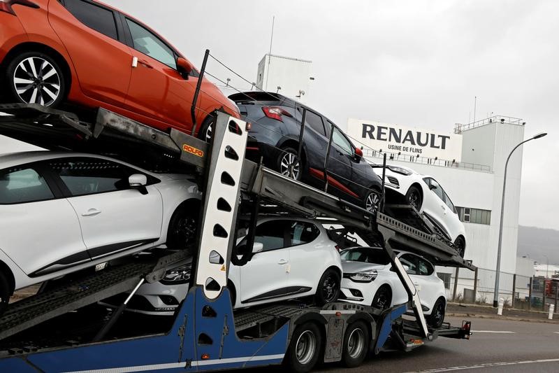 © Reuters. New Renault and Nissan automobiles are loaded onto a transporter at the Renault SA car factory in Flins