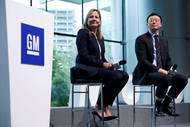 © Reuters. General Motors Chairman & CEO Mary Barra and President of General Motors China Matt Tsien attend a press conference in Shanghai