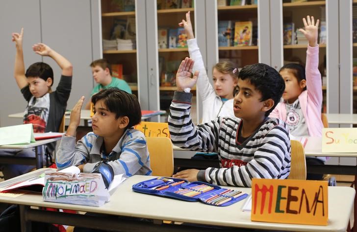 © Reuters. Children of a welcome class for immigrants from Syria, Poland and Romania attend a German lesson at the Katharina-Heinroth primary school in Berlin