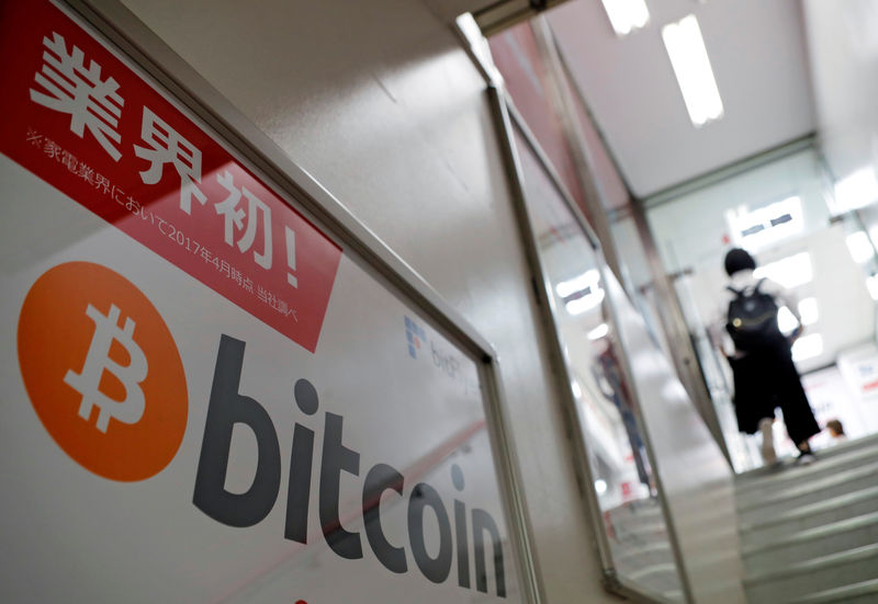 © Reuters. Logo of Bitcoin is seen on an advertisement of an electronic shop in Tokyo