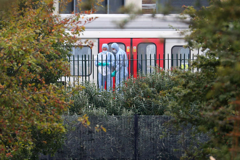 © Reuters. Investigadores trabalham perto de metrô na estação Parsons Green, em Londres