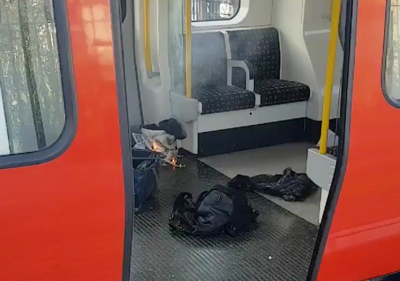 © Reuters. Pertences pessoais e item pegando fogo são vistos dentro de metrô na estação de Parsons Green, em Londres, em foto retirada de redes sociais