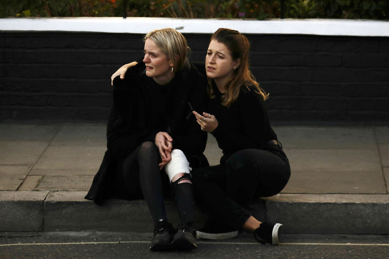 © Reuters. Mulher ferida reage após explosão na estação de metrô Parsons Green, em Londres