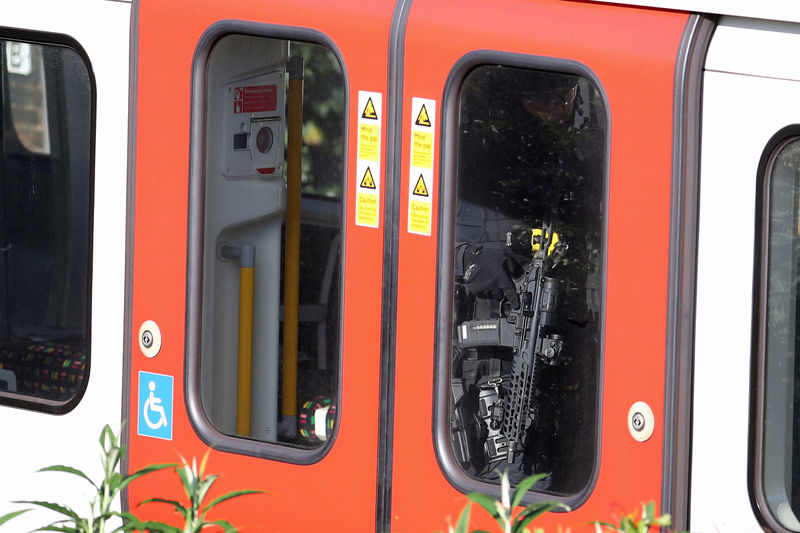 © Reuters. Agentes das forças de segurança dentro do metrô de Londres