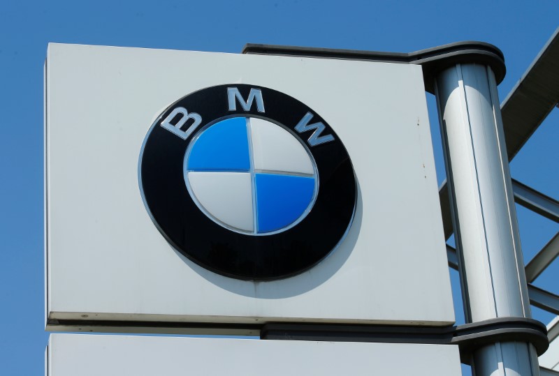 © Reuters. A BMW logo is seen at a car dealership in Vienna