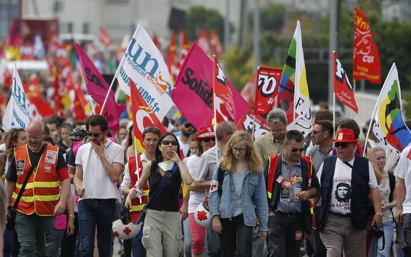 © Reuters. LES FONCTIONNAIRES APPELÉS À LA GRÈVE LE 10 OCTOBRE