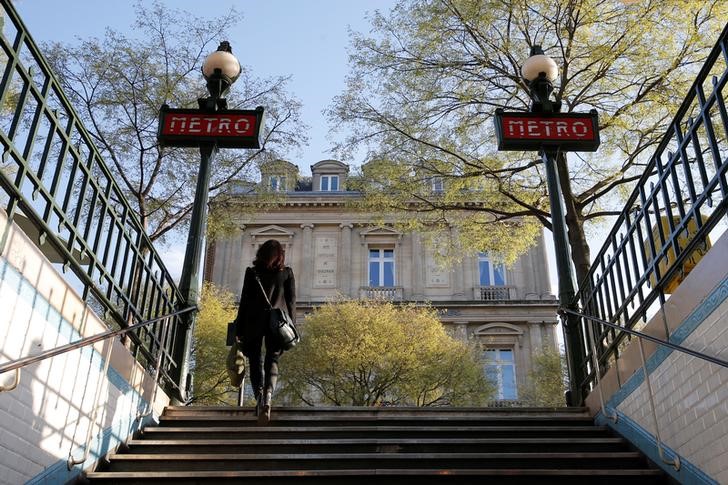 © Reuters. Mulher deixa estação de metrô Châtelet, em Paris