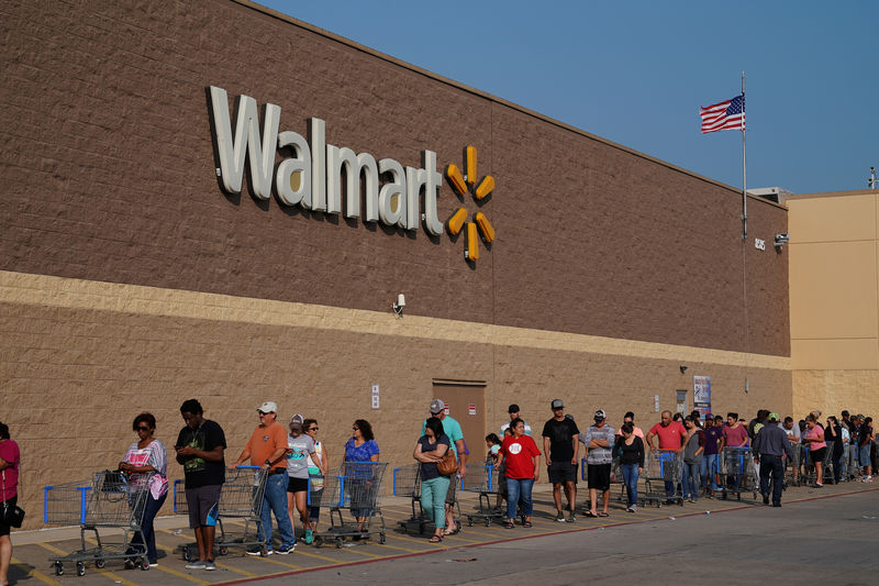 © Reuters. People line up at a Walmart store that reopened after Tropical Storm Harvey in Port Arthur, Texas