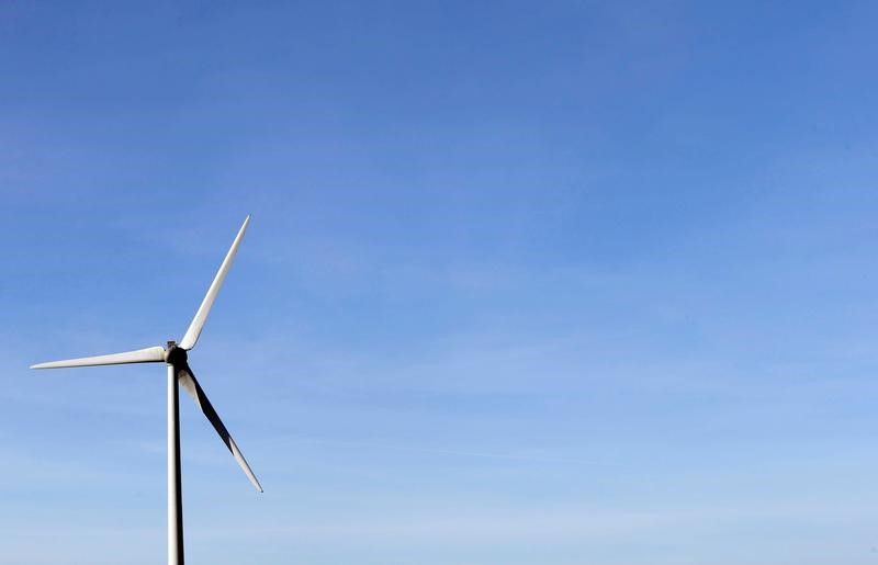 © Reuters. LES ÉOLIENNES AU LARGE DE COURSEULLES-SUR-MER CONTESTÉES