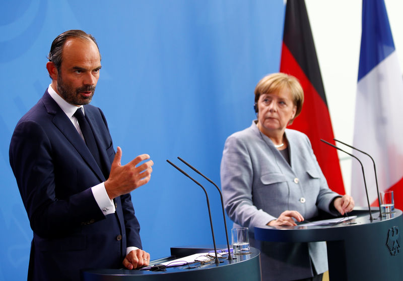 © Reuters. German Chancellor Angela Merkel and French Prime Minister Edouard Philippe attend a news conference in Berlin