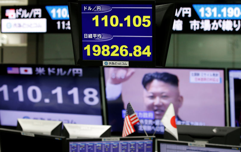 © Reuters. Monitors showing TV news on North Korea's missile launch, the Japanese yen's exchange rate against the U.S. dollar and Japan's Niikei share average are seen at a foreign exchange trading company in Tokyo