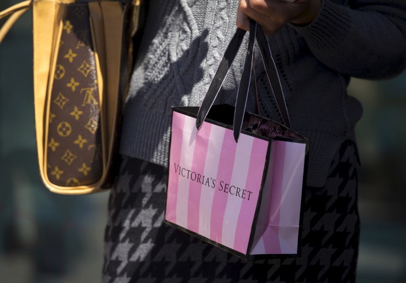 © Reuters. A female shopper makes her way through an outdoor shopping mall in La Jolla, California