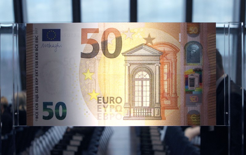 © Reuters. The European Central Bank (ECB) presents the new 50 euro note at the bank's headquarters in Frankfurt