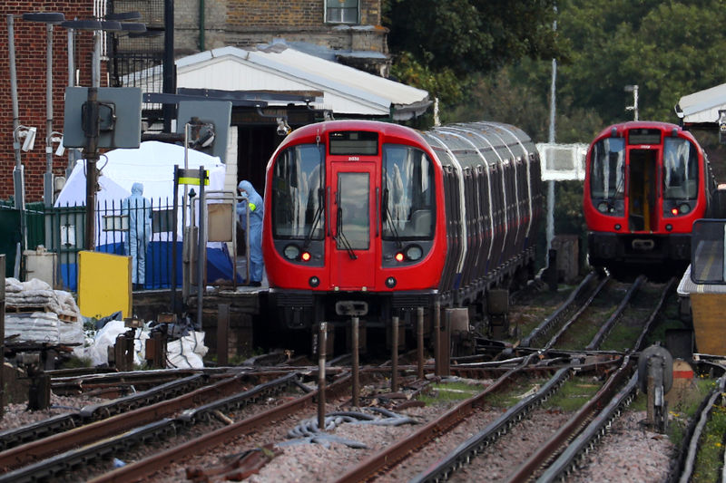 © Reuters. Investigadores trabalhan na estação de metrô Parsons Green, após explosão, em Londres