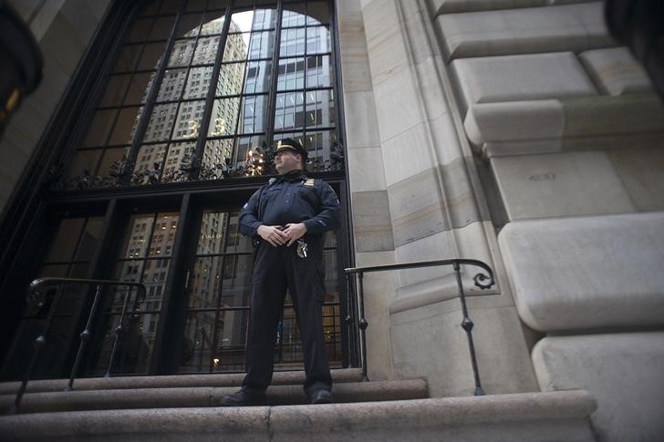 © Reuters. A Federal Reserve Police officer stands guard in front of the New York Federal Reserve Building in New York