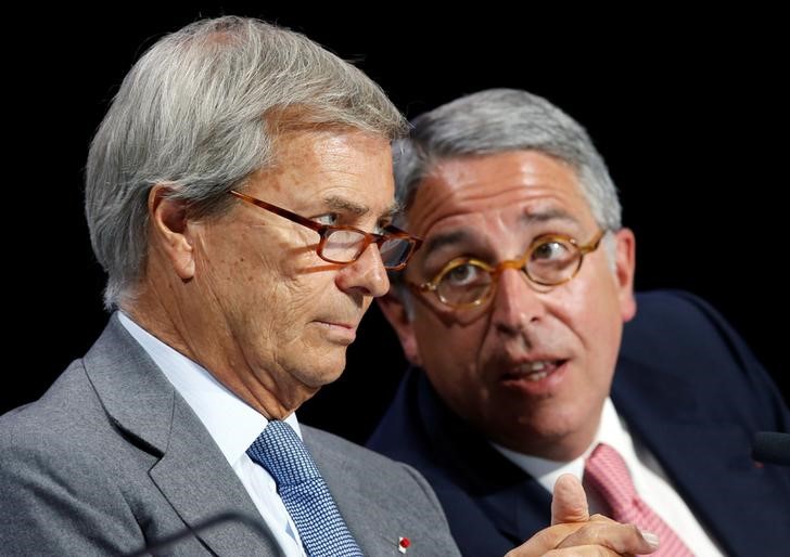 © Reuters. Vincent Bollore, presidente Vivendi e l'AD  Arnaud de Puyfontaine durante l'assemblea degli azionisti a Parigi.
