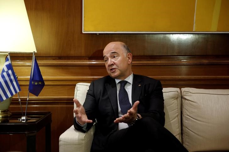 © Reuters. EU Commissioner Moscovici gestures during his meeting with Greek PM Tsipras at Maximos Mansion in Athens