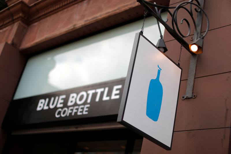 © Reuters. FILE PHOTO - A Blue Bottle coffee shop is seen in Los Angeles