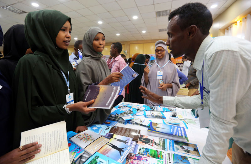 © Reuters. معرض الصومال للكتاب يوفر "استراحة من القنابل"