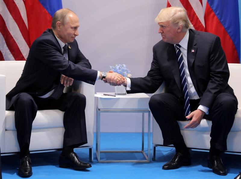 © Reuters. FILE PHOTO - U.S. President Donald Trump shakes hands with Russia's President Vladimir Putin during the their bilateral meeting at the G20 summit in Hamburg