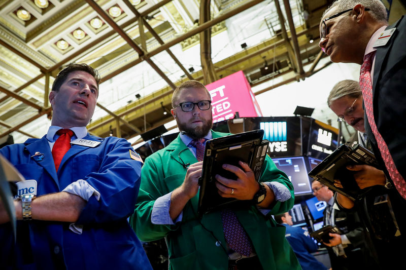 © Reuters. Traders work on the floor of the NYSE in New York