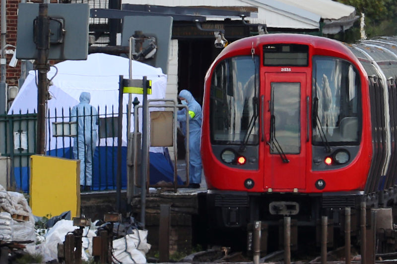 © Reuters. Investigadores inspecionam estação de metrô Parsons Green em Londres